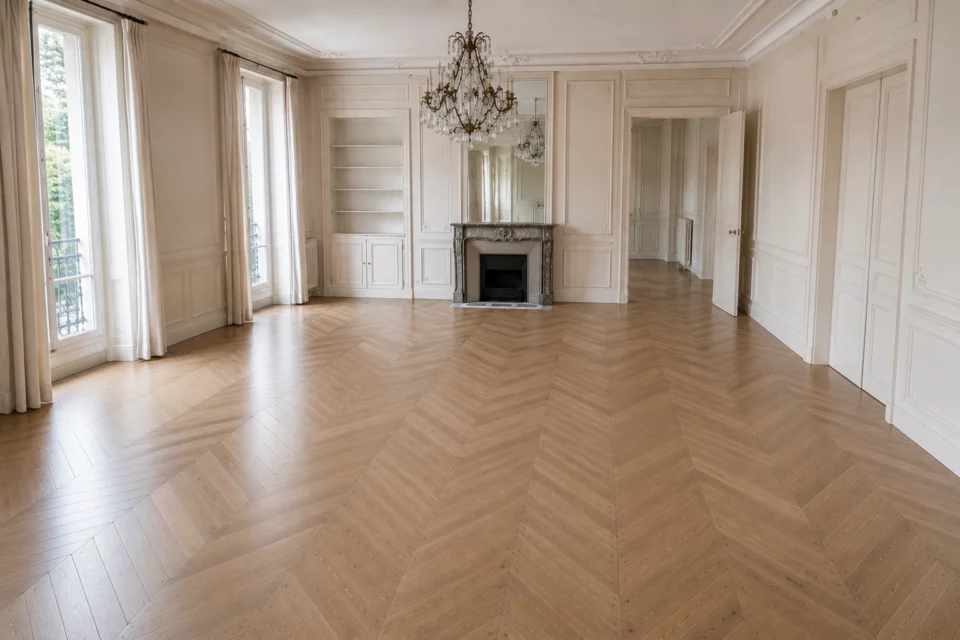 Le salon dégagé autour de la cheminée